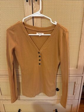 Madewell Long-Sleeve V-Neck Henley Top in Camel Brown
